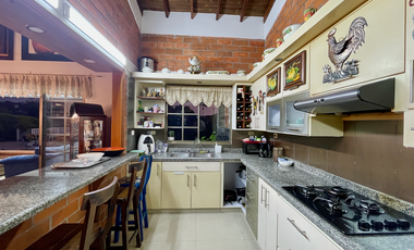 Extraordinaria casa campestre con piscina en un solo nivel en Campiñas de Combia Condominio Campestre. Pereira - Colombia.