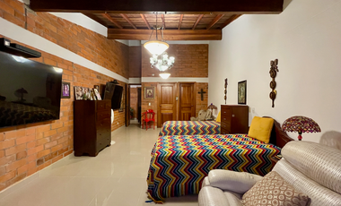 Extraordinaria casa campestre con piscina en un solo nivel en Campiñas de Combia Condominio Campestre. Pereira - Colombia.