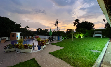 Extraordinaria casa campestre con piscina en un solo nivel en Campiñas de Combia Condominio Campestre. Pereira - Colombia.