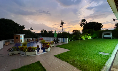 Extraordinaria casa campestre con piscina en un solo nivel en Campiñas de Combia Condominio Campestre. Pereira - Colombia.