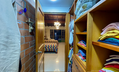 Extraordinaria casa campestre con piscina en un solo nivel en Campiñas de Combia Condominio Campestre. Pereira - Colombia.