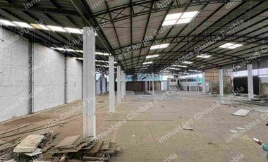Nave industrial en renta en Forjadores frente a Centro Comercial Cruz del Sur, 2312 m2 de superficie.