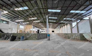 Nave industrial en renta en Forjadores frente a Centro Comercial Cruz del Sur, 2312 m2 de superficie.
