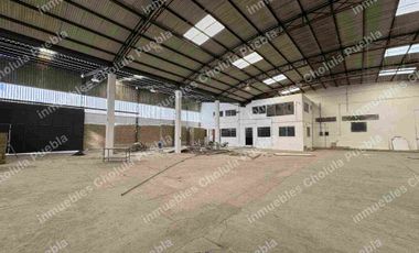 Nave industrial en renta en Forjadores frente a Centro Comercial Cruz del Sur, 2312 m2 de superficie.