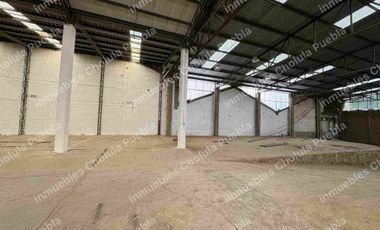 Nave industrial en renta en Forjadores frente a Centro Comercial Cruz del Sur, 2312 m2 de superficie.