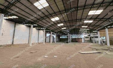 Nave industrial en renta en Forjadores frente a Centro Comercial Cruz del Sur, 2312 m2 de superficie.