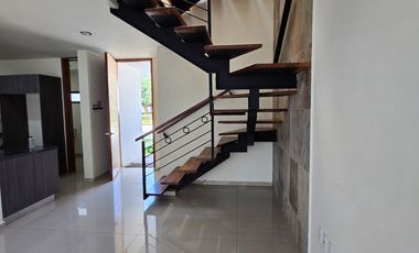 Encantadora casa en renta en el fraccionamiento Triventi con vigilancia 24/7