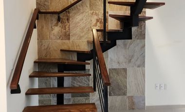 Encantadora casa en renta en el fraccionamiento Triventi con vigilancia 24/7