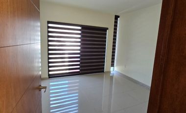 Encantadora casa en renta en el fraccionamiento Triventi con vigilancia 24/7