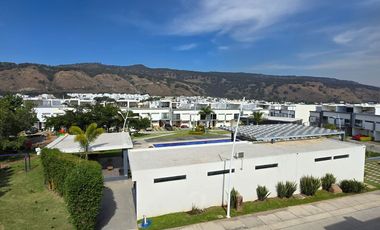 Encantadora casa en renta en el fraccionamiento Triventi con vigilancia 24/7