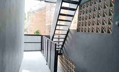 JUAL CEPAT BU RUMAH + KOSSAN FULL FURNISH DAN SUDAH FULL PENYEWA, DEPAN JL BESAR DI BATU AMPAR,CONDET-JAKARTA TIMUR