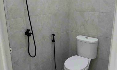 JUAL CEPAT BU RUMAH + KOSSAN FULL FURNISH DAN SUDAH FULL PENYEWA, DEPAN JL BESAR DI BATU AMPAR,CONDET-JAKARTA TIMUR