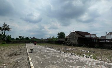 Dekat Pasar Gentan Rumah Kontemporer 2 Lantai Lokasi Strategis