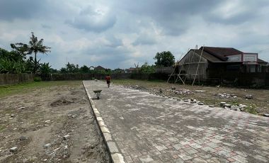Dekat Pasar Gentan Rumah Kontemporer 2 Lantai Lokasi Strategis