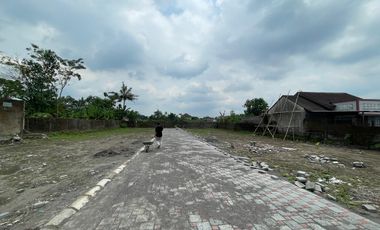 Dekat Pasar Gentan Rumah Kontemporer 2 Lantai Lokasi Strategis