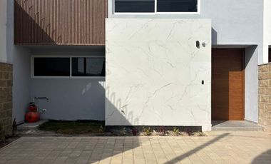 VENTA DE CASA EN FRACC CAMPESTRE CERCA DE CU CON JARDIN