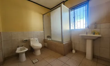 SE  VENDE CASA BELLOTO CENTRO QUILPUE. 1D, 1B, 4EST. 215 M2