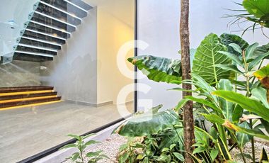 Casa en Venta en Cancun en Residencial Lagos del Sol con 4 Recámaras y Alberca