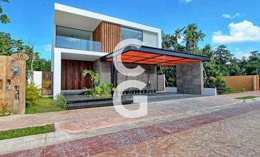 Casa en Venta en Cancun en Residencial Lagos del Sol con 4 Recámaras y Alberca