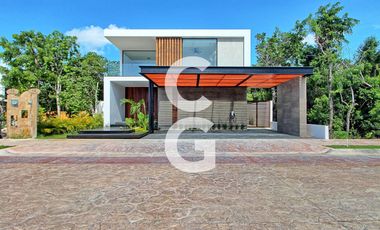 Casa en Venta en Cancun en Residencial Lagos del Sol con 4 Recámaras y Alberca