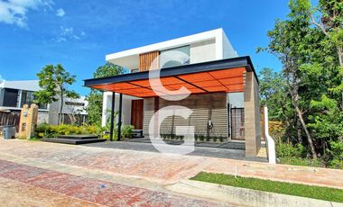 Casa en Venta en Cancun en Residencial Lagos del Sol con 4 Recámaras y Alberca