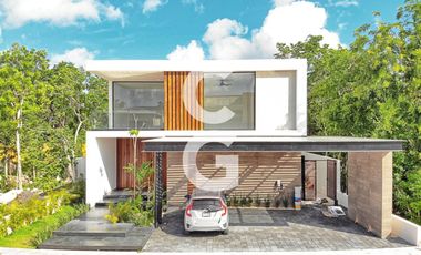 Casa en Venta en Cancun en Residencial Lagos del Sol con 4 Recámaras y Alberca