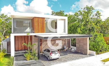 Casa en Venta en Cancun en Residencial Lagos del Sol con 4 Recámaras y Alberca