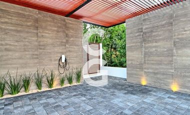 Casa en Venta en Cancun en Residencial Lagos del Sol con 4 Recámaras y Alberca