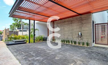 Casa en Venta en Cancun en Residencial Lagos del Sol con 4 Recámaras y Alberca