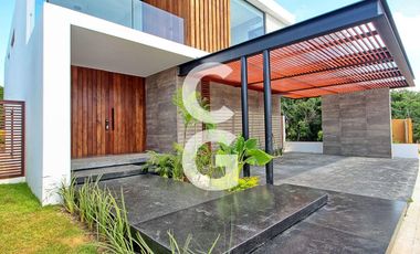 Casa en Venta en Cancun en Residencial Lagos del Sol con 4 Recámaras y Alberca