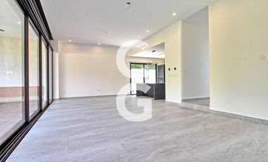 Casa en Venta en Cancun en Residencial Lagos del Sol con 4 Recámaras y Alberca