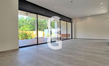 Casa en Venta en Cancun en Residencial Lagos del Sol con 4 Recámaras y Alberca