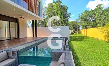 Casa en Venta en Cancun en Residencial Lagos del Sol con 4 Recámaras y Alberca