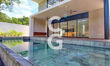 Casa en Venta en Cancun en Residencial Lagos del Sol con 4 Recámaras y Alberca