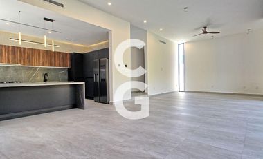 Casa en Venta en Cancun en Residencial Lagos del Sol con 4 Recámaras y Alberca