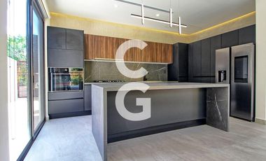 Casa en Venta en Cancun en Residencial Lagos del Sol con 4 Recámaras y Alberca