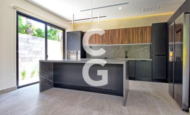 Casa en Venta en Cancun en Residencial Lagos del Sol con 4 Recámaras y Alberca