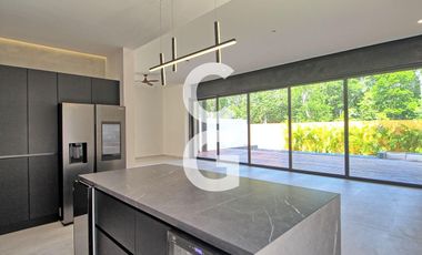 Casa en Venta en Cancun en Residencial Lagos del Sol con 4 Recámaras y Alberca