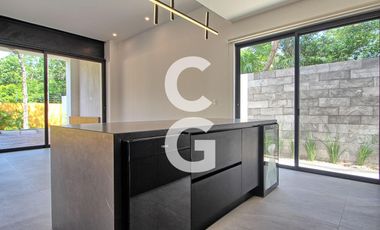 Casa en Venta en Cancun en Residencial Lagos del Sol con 4 Recámaras y Alberca