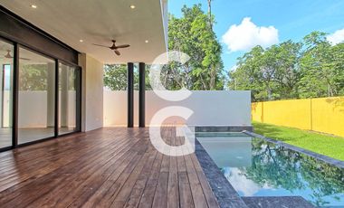 Casa en Venta en Cancun en Residencial Lagos del Sol con 4 Recámaras y Alberca