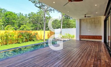Casa en Venta en Cancun en Residencial Lagos del Sol con 4 Recámaras y Alberca