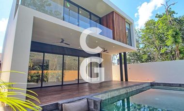 Casa en Venta en Cancun en Residencial Lagos del Sol con 4 Recámaras y Alberca