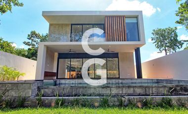 Casa en Venta en Cancun en Residencial Lagos del Sol con 4 Recámaras y Alberca