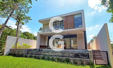 Casa en Venta en Cancun en Residencial Lagos del Sol con 4 Recámaras y Alberca