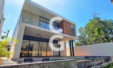 Casa en Venta en Cancun en Residencial Lagos del Sol con 4 Recámaras y Alberca