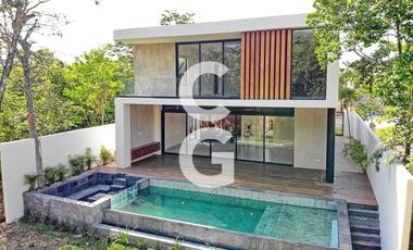 Casa en Venta en Cancun en Residencial Lagos del Sol con 4 Recámaras y Alberca