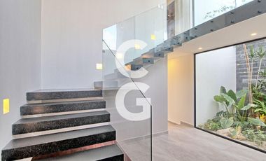 Casa en Venta en Cancun en Residencial Lagos del Sol con 4 Recámaras y Alberca