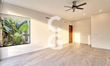 Casa en Venta en Cancun en Residencial Lagos del Sol con 4 Recámaras y Alberca