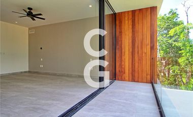 Casa en Venta en Cancun en Residencial Lagos del Sol con 4 Recámaras y Alberca