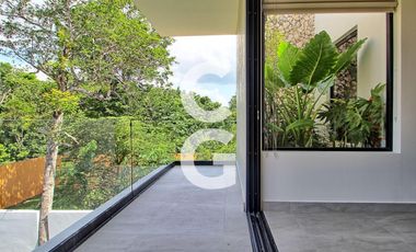 Casa en Venta en Cancun en Residencial Lagos del Sol con 4 Recámaras y Alberca